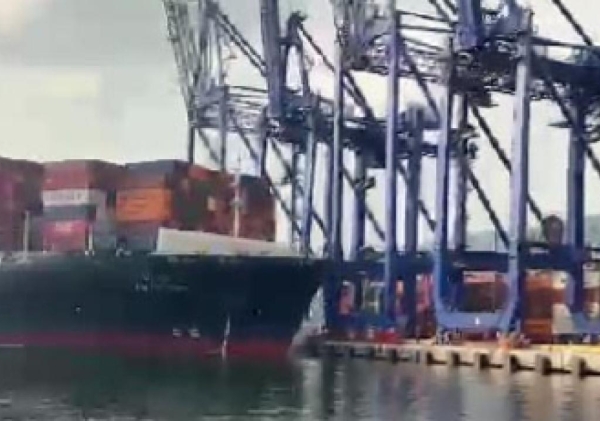 Konteyner yüklü gemi limandaki vinçlere çarptı