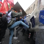 İstanbul'da izinsiz alanlarda gösteriye ve polise saldırıya 217 gözaltı
